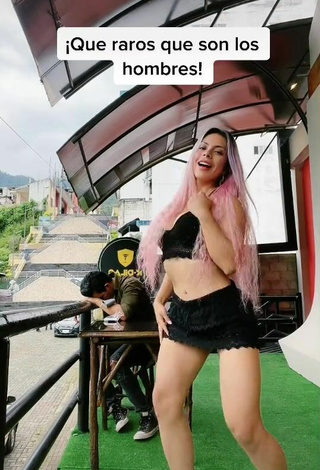 6. Sexy Thais Chanel Shows Cleavage in Black Crop Top