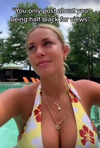 4. Sexy Tiffany Jeffcoat Shows Cleavage in Bikini Top at the Swimming Pool