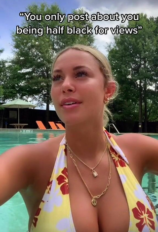5. Sexy Tiffany Jeffcoat Shows Cleavage in Bikini Top at the Swimming Pool
