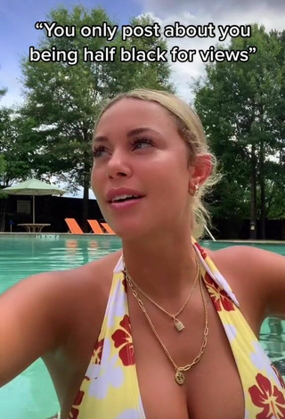 6. Sexy Tiffany Jeffcoat Shows Cleavage in Bikini Top at the Swimming Pool