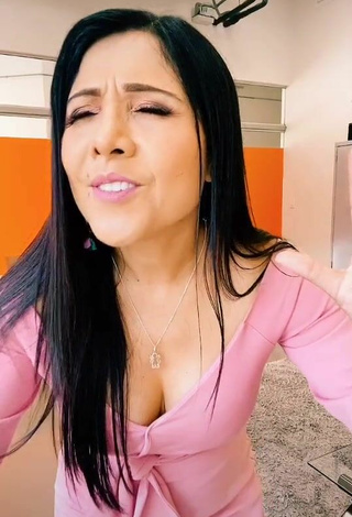 Erotic Tula Rodríguez Shows Cleavage in Pink Dress