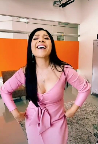 6. Erotic Tula Rodríguez Shows Cleavage in Pink Dress