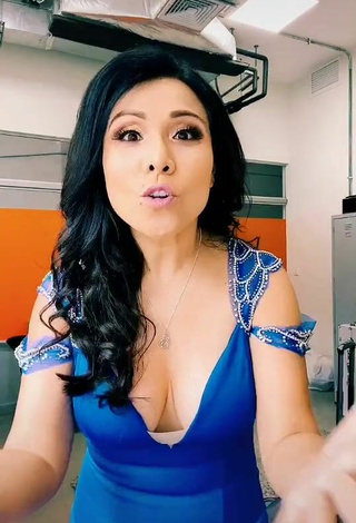 4. Amazing Tula Rodríguez Shows Cleavage in Hot Blue Dress