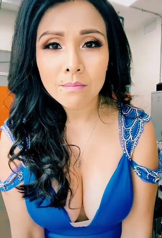 1. Beautiful Tula Rodríguez Shows Cleavage in Sexy Blue Dress