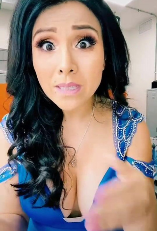 2. Beautiful Tula Rodríguez Shows Cleavage in Sexy Blue Dress