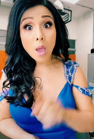4. Beautiful Tula Rodríguez Shows Cleavage in Sexy Blue Dress