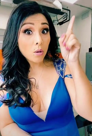 5. Beautiful Tula Rodríguez Shows Cleavage in Sexy Blue Dress