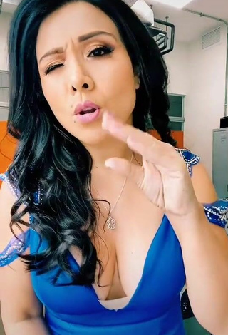 6. Beautiful Tula Rodríguez Shows Cleavage in Sexy Blue Dress