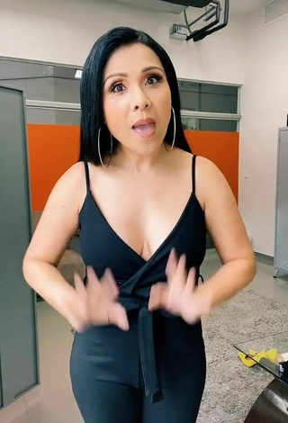 Sexy Tula Rodríguez Shows Cleavage in Black Overall