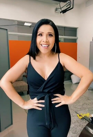 4. Sexy Tula Rodríguez Shows Cleavage in Black Overall