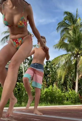 4. Sexy Valeria Lipovetsky Shows Cleavage in Bikini