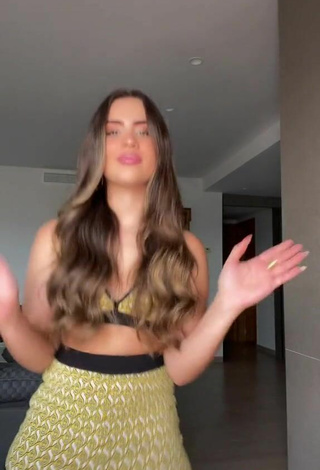 3. Sexy Valeria Monerri Shows Cleavage in Crop Top while Twerking