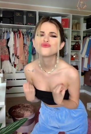 5. Sexy Valerie Lungu Shows Cleavage in Black Tube Top