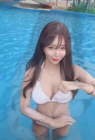 2. Amazing velymom Shows Cleavage in Hot White Bikini Top at the Swimming Pool