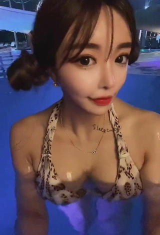 velymom Shows her Nice Cleavage at the Swimming Pool