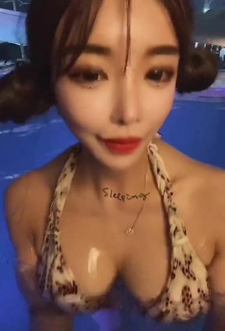 6. velymom Shows her Nice Cleavage at the Swimming Pool