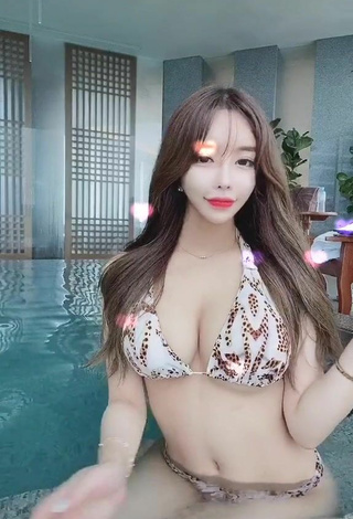 2. Sweetie velymom Shows Cleavage in Bikini Top at the Swimming Pool