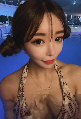 2. Cute velymom Shows Cleavage in Bikini Top at the Pool