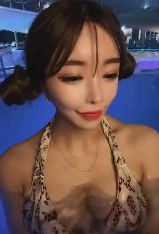 4. Cute velymom Shows Cleavage in Bikini Top at the Pool