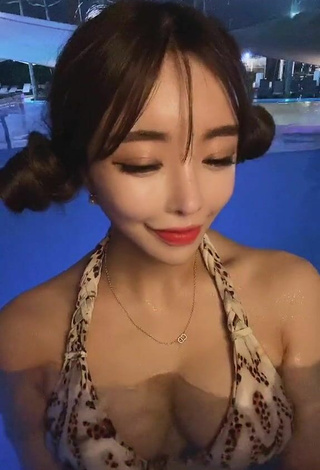 5. Cute velymom Shows Cleavage in Bikini Top at the Pool