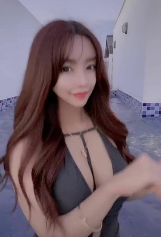 1. Sexy velymom Shows Cleavage in Swimsuit at the Swimming Pool