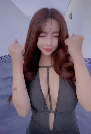 2. Sexy velymom Shows Cleavage in Swimsuit at the Swimming Pool