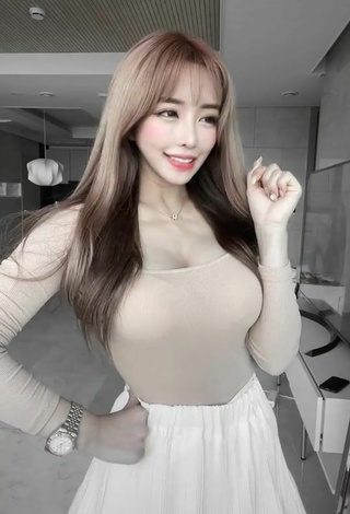 2. Beautiful velymom Shows Cleavage in Sexy Beige Top
