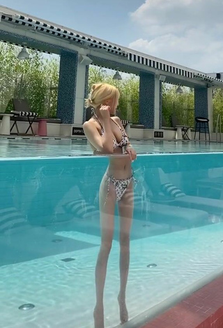Sexy velymom Shows Legs at the Pool