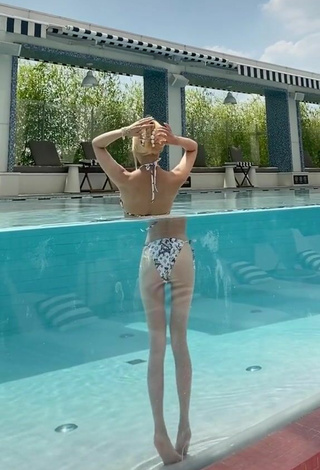 3. Sexy velymom Shows Legs at the Pool
