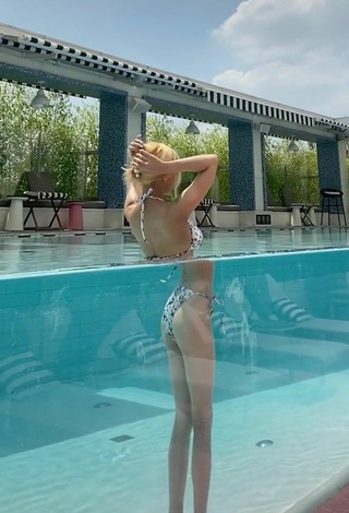 5. Sexy velymom Shows Legs at the Pool