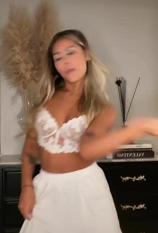 6. Sexy Victoria Miranda Shows Cleavage in White Bra