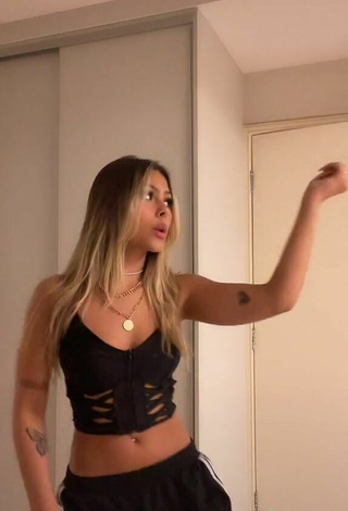 5. Sexy Victoria Miranda Shows Cleavage in Black Corset