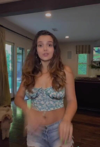 3. Adorable Victoria Vida Shows Cleavage in Seductive Crop Top and Bouncing Tits