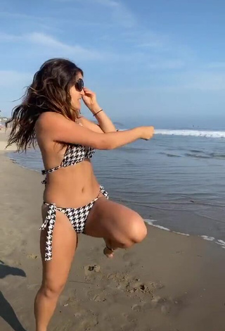 5. Sexy Victoria Vida Shows Cleavage in Bikini at the Beach