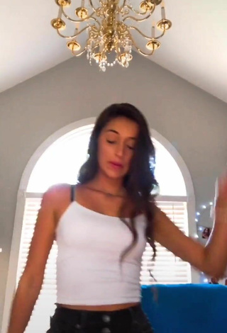 6. Gorgeous Taylor Mackenzie Shows Cleavage in Alluring White Crop Top