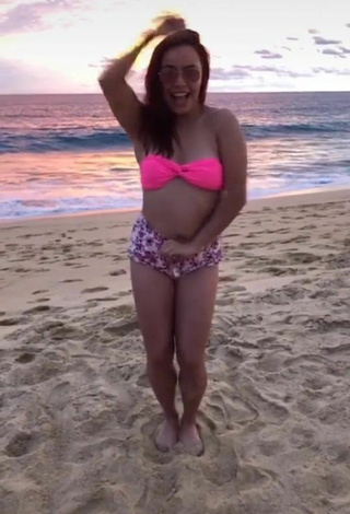 2. Amazing xio_garcia_ Shows Cleavage in Hot Pink Bikini Top at the Beach