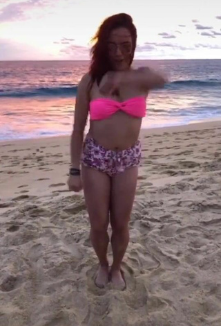 3. Amazing xio_garcia_ Shows Cleavage in Hot Pink Bikini Top at the Beach