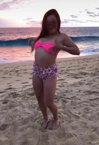 4. Amazing xio_garcia_ Shows Cleavage in Hot Pink Bikini Top at the Beach