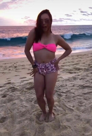 5. Amazing xio_garcia_ Shows Cleavage in Hot Pink Bikini Top at the Beach