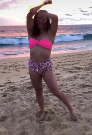 6. Amazing xio_garcia_ Shows Cleavage in Hot Pink Bikini Top at the Beach