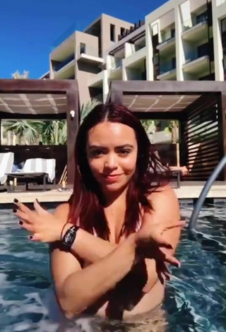 2. Hottie xio_garcia_ Shows Cleavage in White Bikini Top at the Swimming Pool