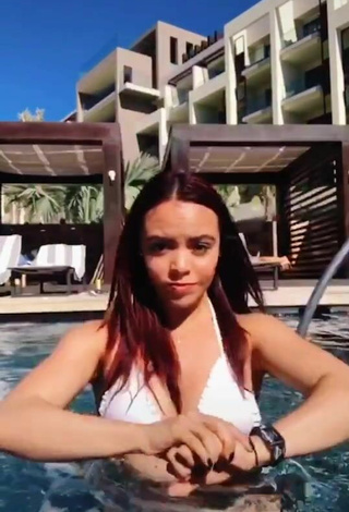 3. Hottie xio_garcia_ Shows Cleavage in White Bikini Top at the Swimming Pool