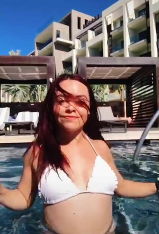 4. Hottie xio_garcia_ Shows Cleavage in White Bikini Top at the Swimming Pool
