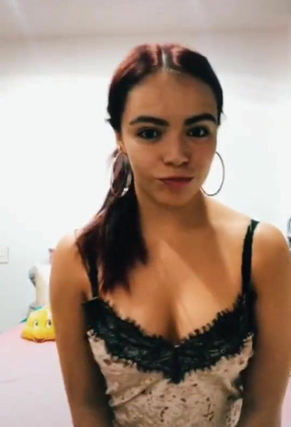 2. Hot xio_garcia_ Shows Cleavage in Top