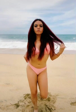 2. Sexy xio_garcia_ Shows Cleavage in Peach Bikini at the Beach