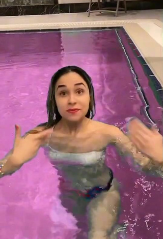 3. Sexy Yagmur Ozkavak Shows Cleavage in Bikini Top at the Swimming Pool