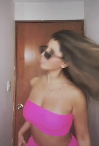 3. Sexy Yahaira Plasencia Shows Cleavage in Pink Tube Top