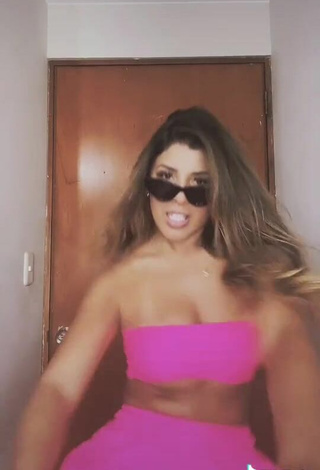 5. Sexy Yahaira Plasencia Shows Cleavage in Pink Tube Top
