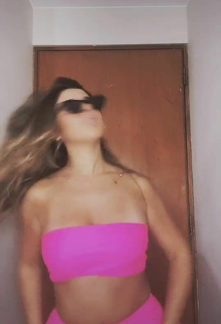6. Sexy Yahaira Plasencia Shows Cleavage in Pink Tube Top