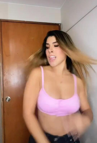 5. Beautiful Yahaira Plasencia Shows Cleavage in Sexy Pink Crop Top